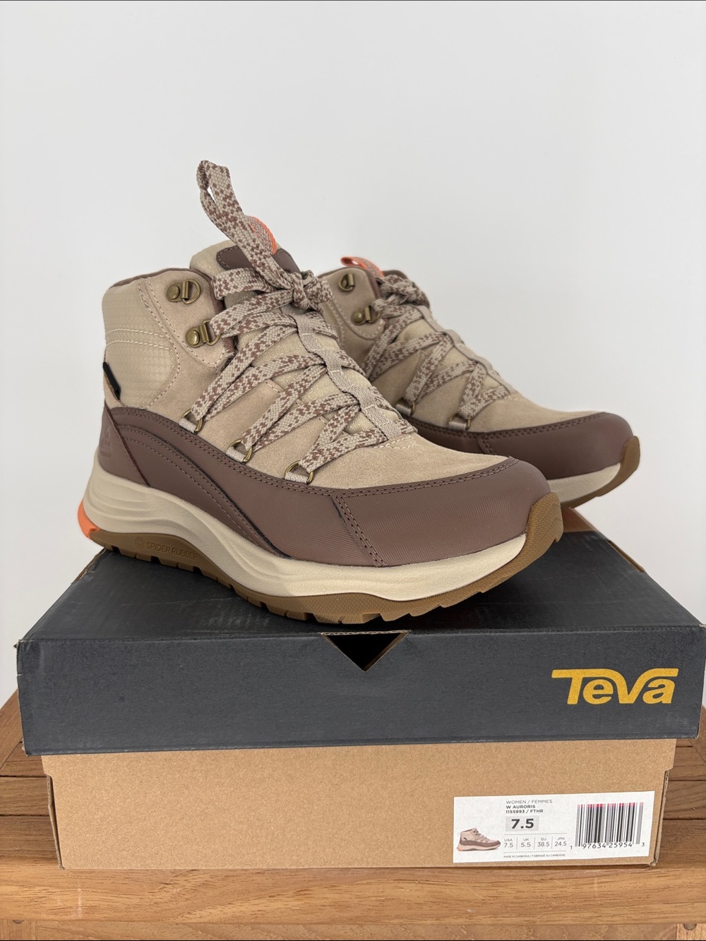 New Teva Women's Auroris size 7.5
